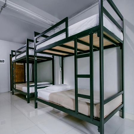 Oyo 421 Guyasuka Hostel & Cafe Бангкок Экстерьер фото