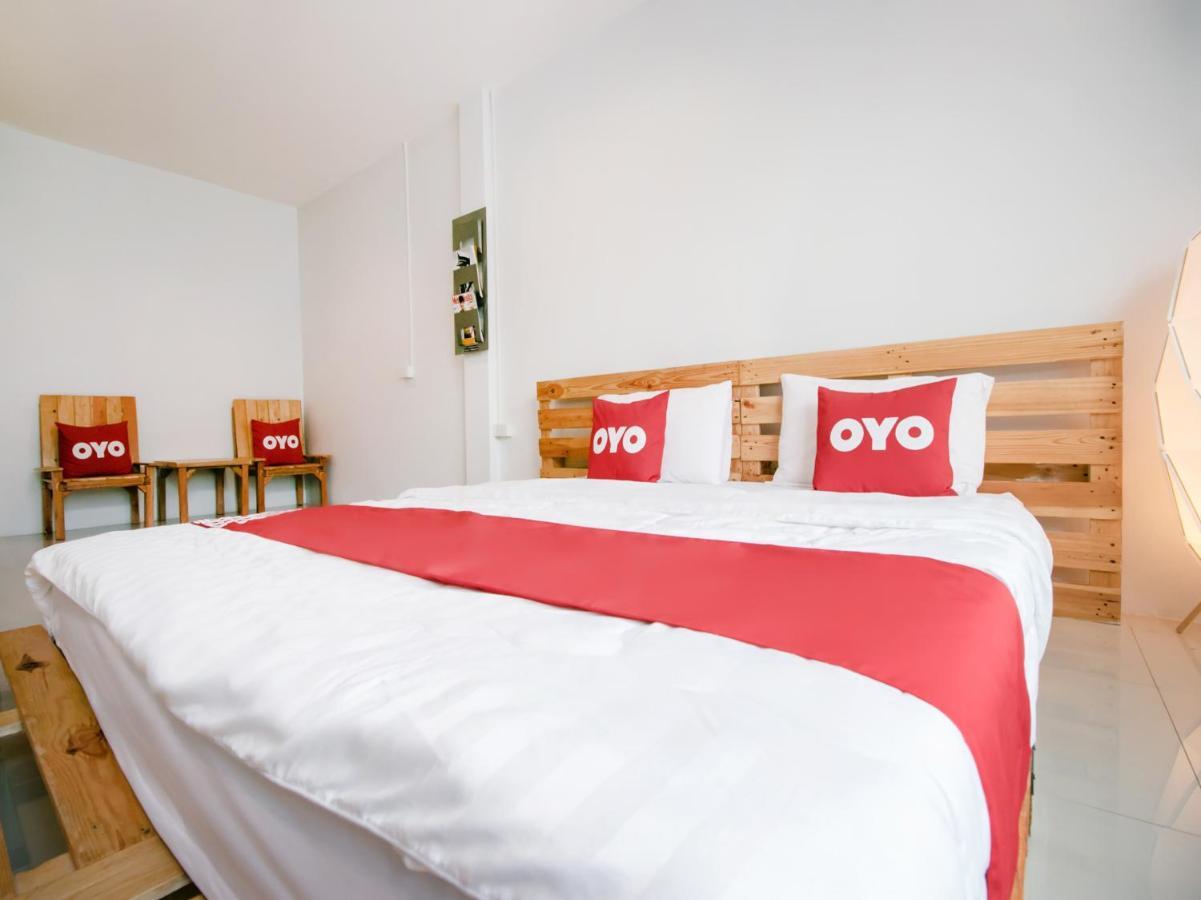 Oyo 421 Guyasuka Hostel & Cafe Бангкок Экстерьер фото
