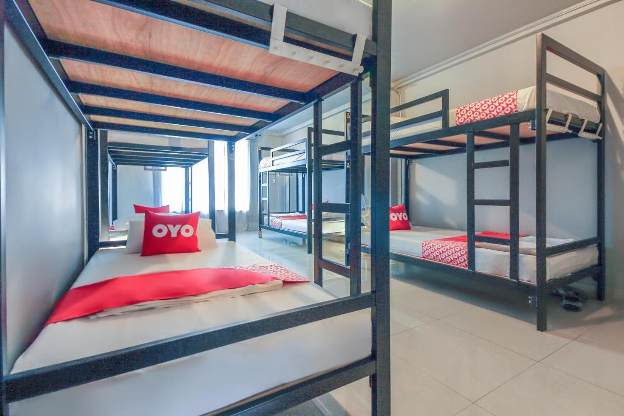 Oyo 421 Guyasuka Hostel & Cafe Бангкок Экстерьер фото