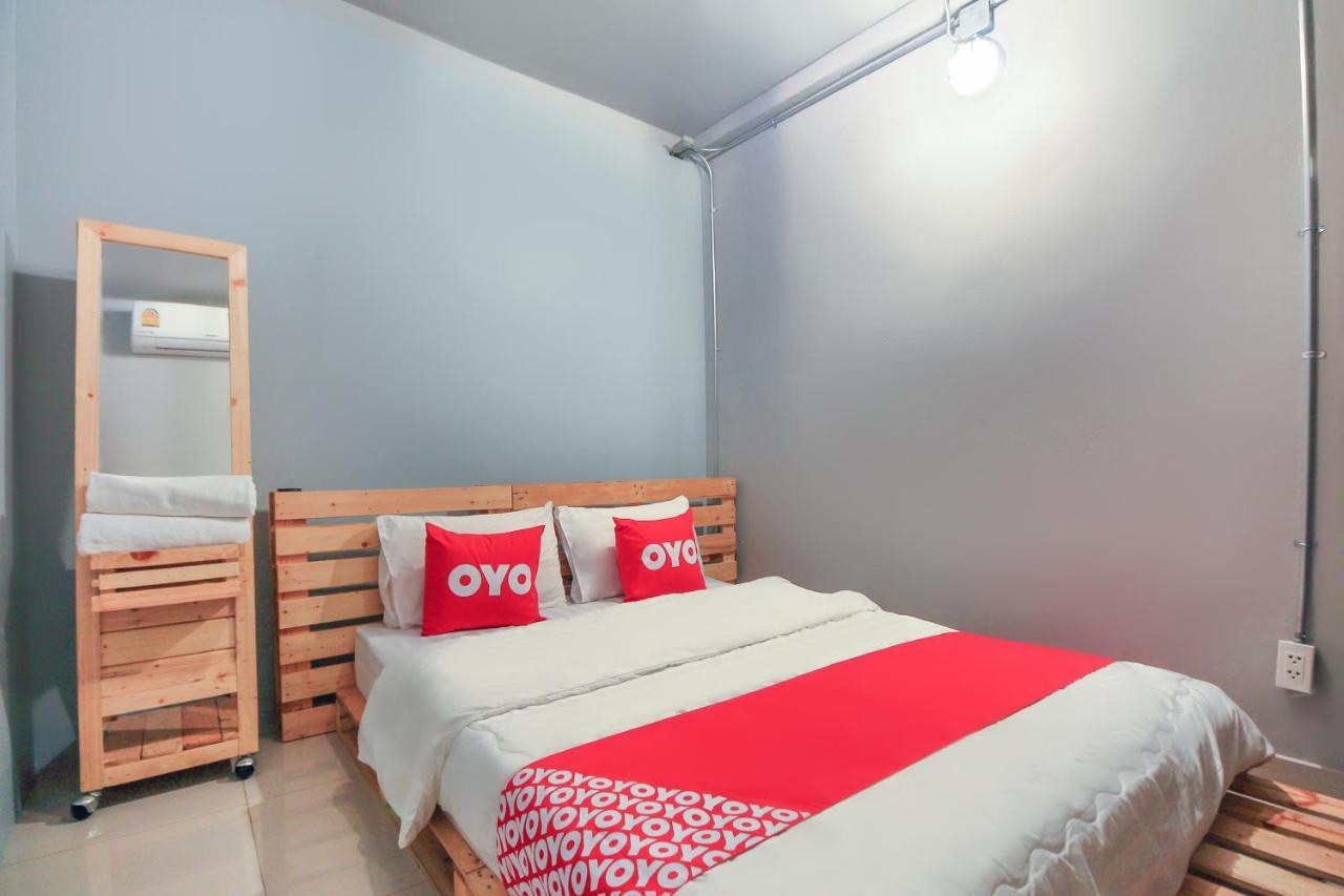 Oyo 421 Guyasuka Hostel & Cafe Бангкок Экстерьер фото